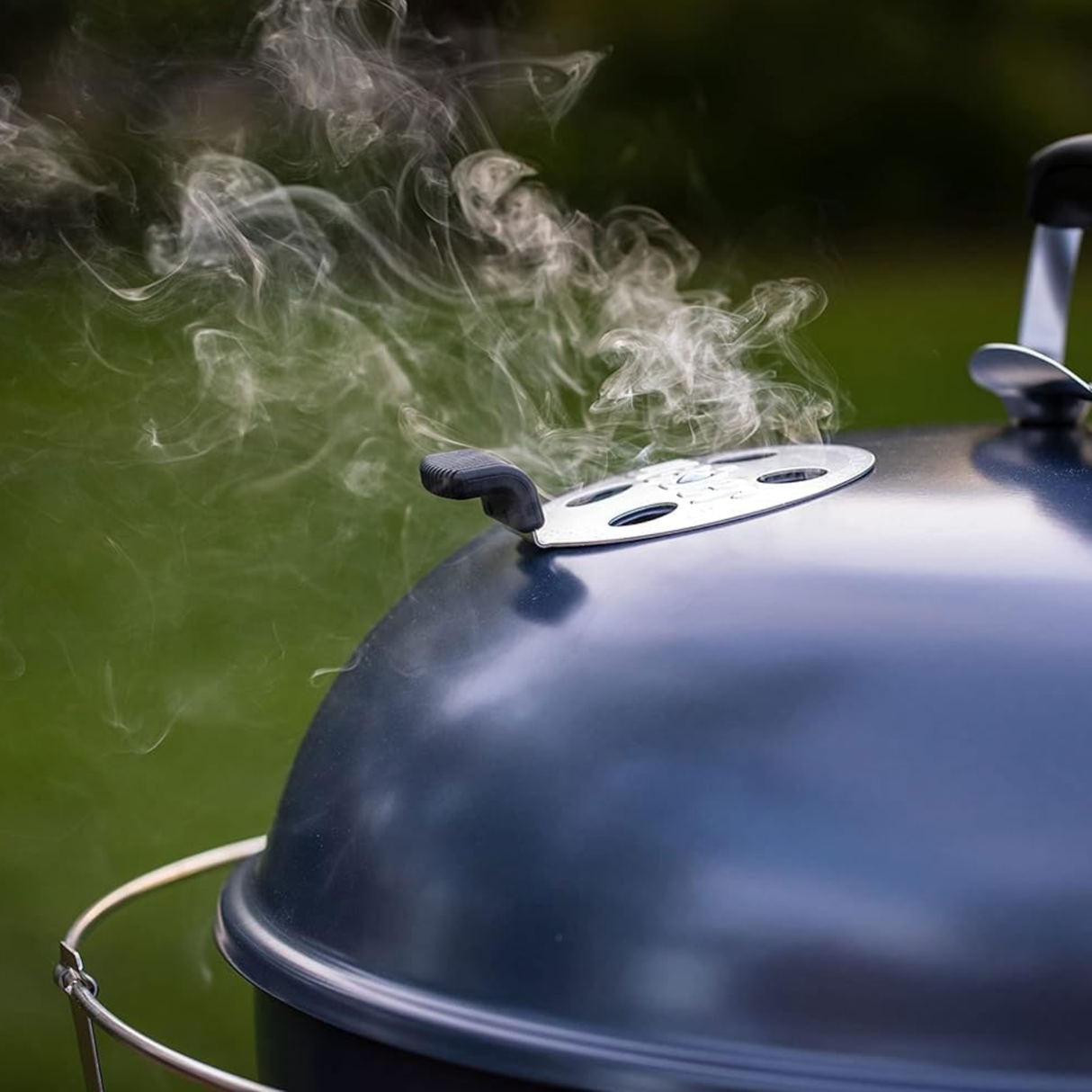 شواية فحم ويبر ماستر تاتش GBS E-5750، لون أزرق داكن، 57 سم